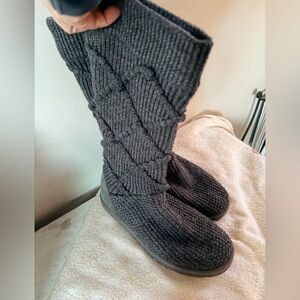 UGG Cozy and Cute Knit Boots in Grey. Size 9.